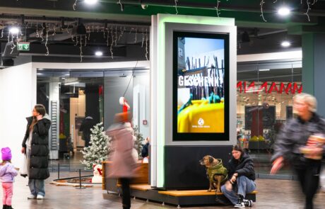 „Das Brückencenter Arnsberg geht einen weiteren Schritt in Richtung Nachhaltigkeit“: Ende November wurde im weihnachtlich geschmückten Shoppingcenter einer unserer innovativen CityBreeze aufgestellt.