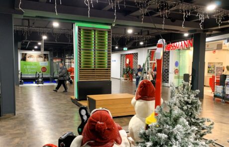 „Das Brückencenter Arnsberg geht einen weiteren Schritt in Richtung Nachhaltigkeit“: Ende November wurde im weihnachtlich geschmückten Shoppingcenter einer unserer innovativen CityBreeze aufgestellt.