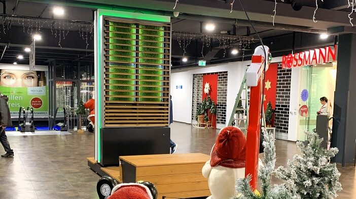 „Das Brückencenter Arnsberg geht einen weiteren Schritt in Richtung Nachhaltigkeit“: Ende November wurde im weihnachtlich geschmückten Shoppingcenter einer unserer innovativen CityBreeze aufgestellt.